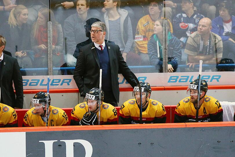 Wie lange steht er noch an Deutschlands Bande? Eishockey-Bundestrainer Pat Cortina steht bei der WM stark unter Druck.
