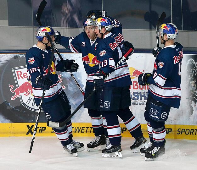 Der EHC Red Bull München feiert seinen 3:2-Erfolg über Vizemeister Ingolstadt.