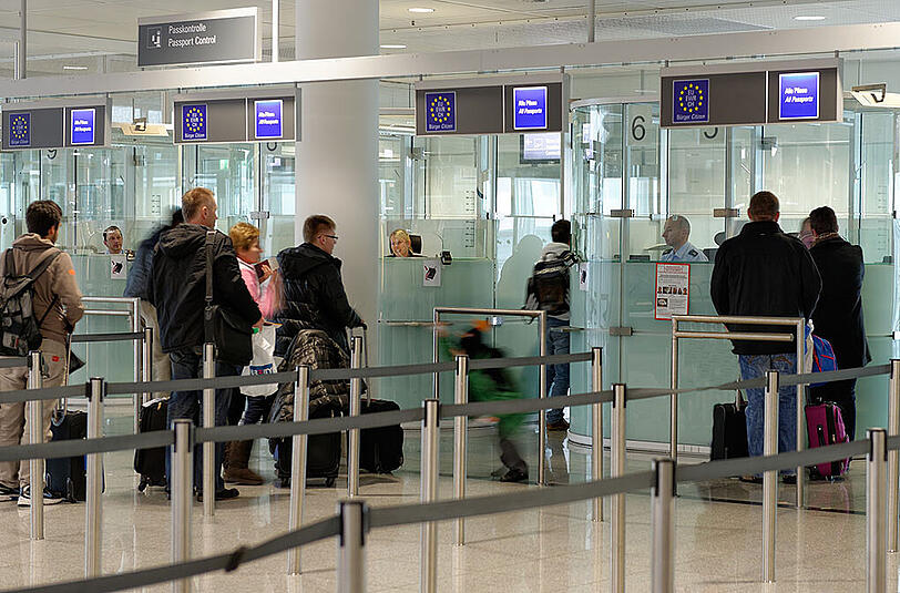 Bundespolizisten am Münchner Flughafen kontrollieren die Reisedokumente von Passagieren. (Symbolbild)