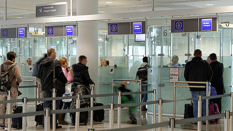 Bundespolizisten am Münchner Flughafen kontrollieren die Reisedokumente von Passagieren. (Symbolbild) Bundespolizisten am Münchner Flughafen kontrollieren die Reisedokumente von Passagieren. (Symbolbild)