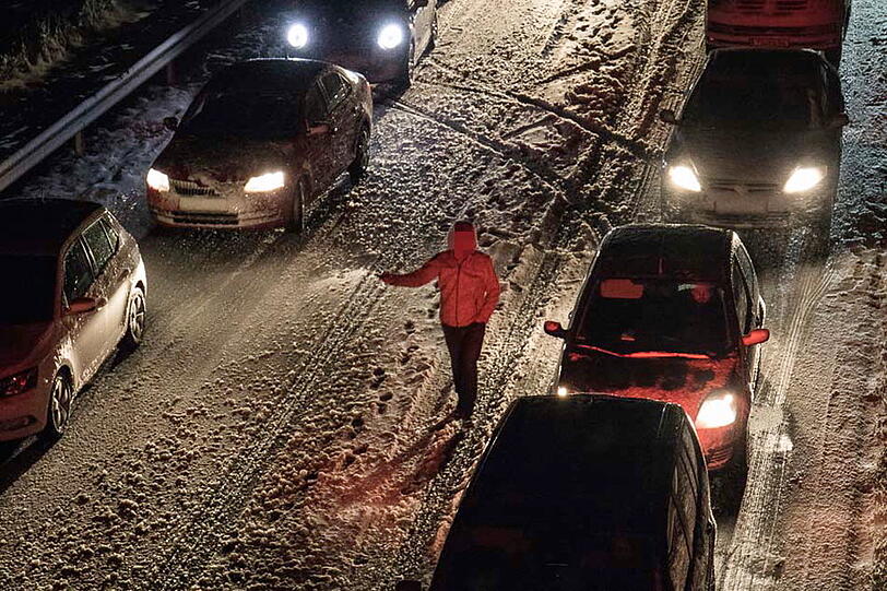 Bilder vom Donnerstagabend: Der Verkehr staut sich auf der A8.