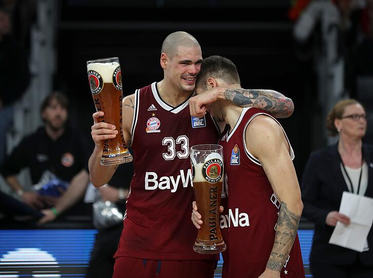 Die Basketballer des FC Bayern feiern ihren ersten Pokalsieg seit einem halben Jahrhundert! Die besten Bilder der feucht-fröhlichen Party...
