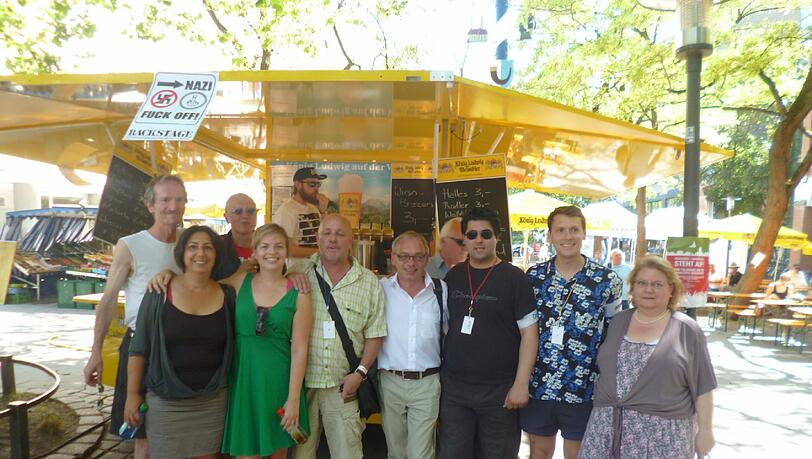 München ist bunt: Roland Zintl, Hans-Georg Stocker (hinten), Gülseren Demirel, Katharina Schulze, Willi Wermelt, Roland Fischer, Nima Lirawi, Alexander Eisfeld, Christina Hörl (vorne). München ist bunt: Roland Zintl, Hans-Georg Stocker (hinten), Gülseren Demirel, Katharina Schulze, Willi Wermelt, Roland Fischer, Nima Lirawi, Alexander Eisfeld, Christina Hörl (vorne).