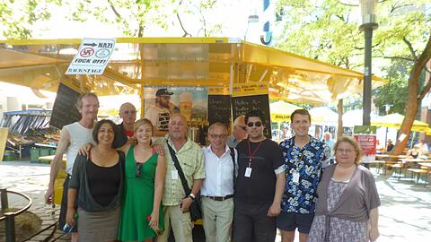 München ist bunt: Roland Zintl, Hans-Georg Stocker (hinten), Gülseren Demirel, Katharina Schulze, Willi Wermelt, Roland Fischer, Nima Lirawi, Alexander Eisfeld, Christina Hörl (vorne).
