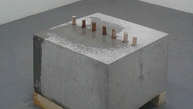 Steter Tropfen höhlt den Stein: Der Klotz von Patrick Ostrowky. Steter Tropfen höhlt den Stein: Der Klotz von Patrick Ostrowky.