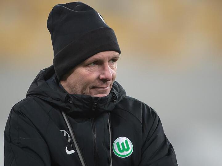 Trainer Oliver Glasner vom VfL Wolfsburg steht beim Training auf dem Spielfeld. Foto: Swen Pförtner/dpa/Archivbild