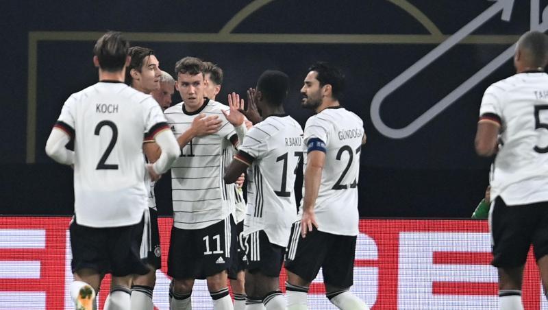Dank Luca Waldschmidt (3.v.l.) feierte das DFB-Team einen Sieg im Testspiel gegen Tschechien.