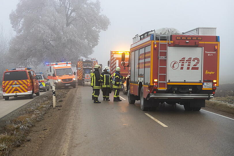 Kräfte von Feuerwehr, Polizei und BRK waren an der Unfallstelle im Einsatz.