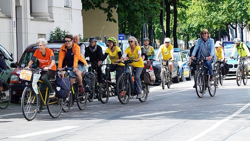 Protestfahrt am Montag: Die Aktivisten starteten auf der Leopoldstraße Ecke Franz-Joseph-Straße und drehten eine Runde bis zur Giselastraße. Protestfahrt am Montag: Die Aktivisten starteten auf der Leopoldstraße Ecke Franz-Joseph-Straße und drehten eine Runde bis zur Giselastraße.