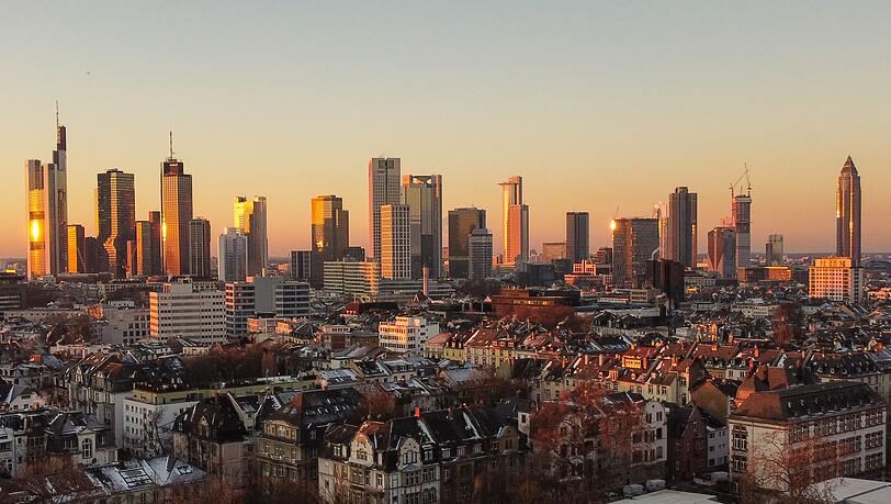 Das Risiko für eine Immobilienblase in Frankfurt ist nach Einschätzung der Schweizer Bank UBS gesunken (Archivbild).