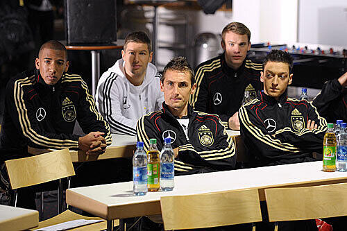 Wie auf der Schulbank: Die DFB-Stars Boateng, Hitzlsperger, Neuer (hinten v.l.), Klose, Özil und Tasci (vorne v.l.) verfolgen Anweisungen des Regisseurs.