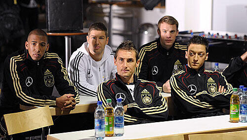 Wie auf der Schulbank: Die DFB-Stars Boateng, Hitzlsperger, Neuer (hinten v.l.), Klose, Özil und Tasci (vorne v.l.) verfolgen Anweisungen des Regisseurs. Wie auf der Schulbank: Die DFB-Stars Boateng, Hitzlsperger, Neuer (hinten v.l.), Klose, Özil und Tasci (vorne v.l.) verfolgen Anweisungen des Regisseurs.