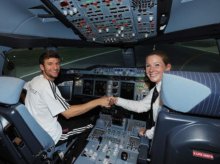 Die DFB-Elf hat sich bei Lufthansa das Cockpit des A-380 angesehen. Die Bilder.