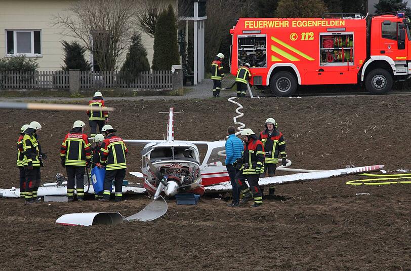 Flugunfall bei Eggenfelden: Die beiden Insassen kamen ins Krankenhaus.