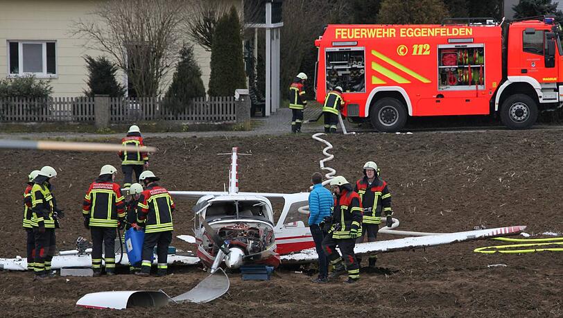 Flugunfall bei Eggenfelden: Die beiden Insassen kamen ins Krankenhaus. Flugunfall bei Eggenfelden: Die beiden Insassen kamen ins Krankenhaus.