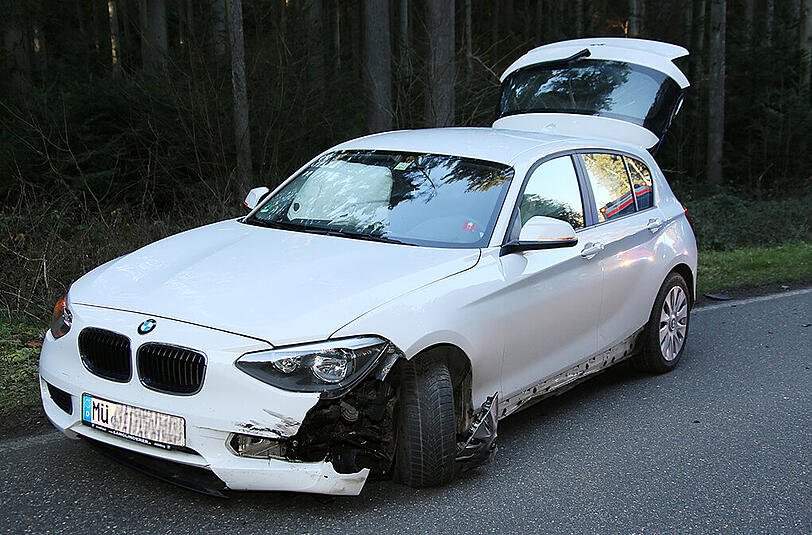 Bilder vom Unfallort in Gars am Inn. Ein Motorradfahrer geriet auf die Gegenfahrbahn und kollidierte mit einem BMW.
