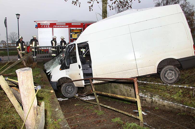 Eine 34-Jährige ist am Sonntagmorgen mit einem Kleintransporter gegen einen Baum geprallt.