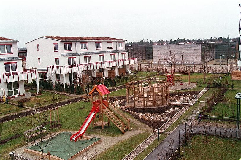 Die ersten Häuser in der Messestadt, dahinter die Schule.