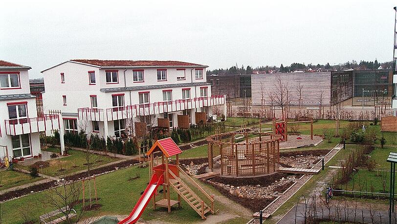 Die ersten Häuser in der Messestadt, dahinter die Schule.