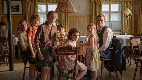 Mit Schweizer Kinderfreunden im Exil: Anna (vorne, Riva Krymalowski) mit ihrer Mutter (Carla Juri, li.) und dem Vater (Oliver Masucci, re.). Hinten: Bruder Max (Marinus Hohmann).