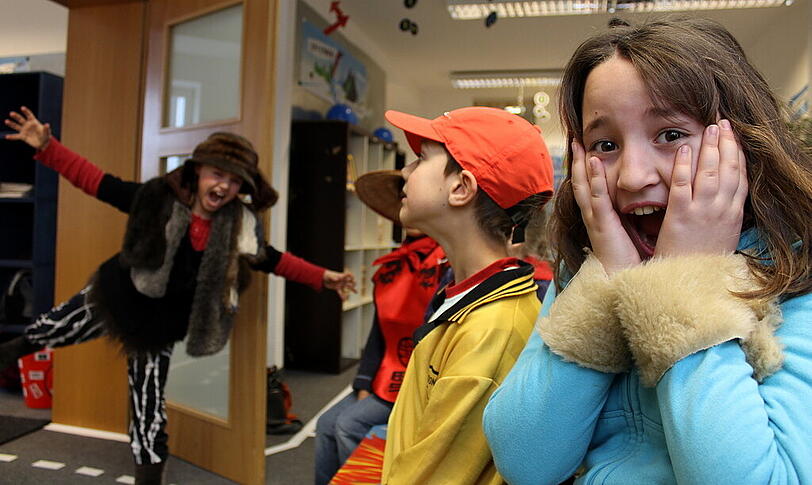 Bei iz art gibt's ganz viele tolle Workshops für Kinder. Auf dem Foto sind Kids bei einem Schauspielworkshop zu sehen.
