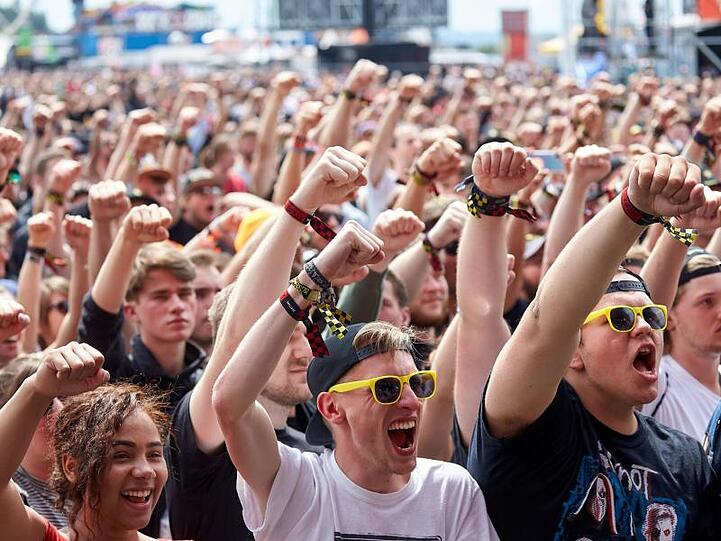 Die US-Rockband Atreyu steht auf der Bühne, und die Fans gehen mit.