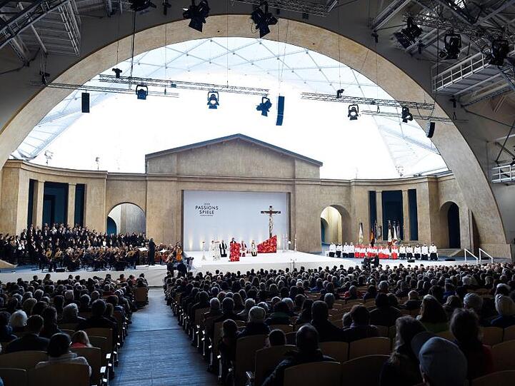 Die Freiluftbühne von Oberammergau bei einem Gottesdienst vor der Bekanntgabe der Darsteller für die Passion. Foto: Angelika Warmuth/Archiv