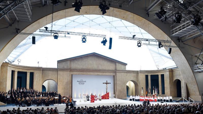 Die Freiluftbühne von Oberammergau bei einem Gottesdienst vor der Bekanntgabe der Darsteller für die Passion. Foto: Angelika Warmuth/Archiv Die Freiluftbühne von Oberammergau bei einem Gottesdienst vor der Bekanntgabe der Darsteller für die Passion. Foto: Angelika Warmuth/Archiv