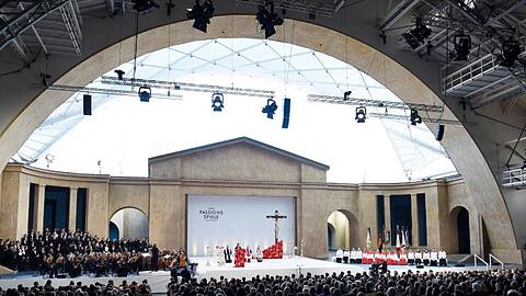 Die Freiluftbühne von Oberammergau bei einem Gottesdienst vor der Bekanntgabe der Darsteller für die Passion. Foto: Angelika Warmuth/Archiv