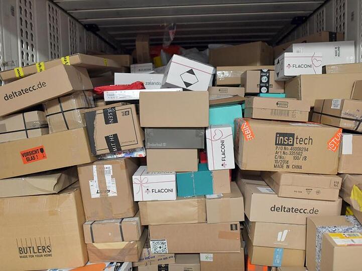 Pakete ohne Ende: Die Paketbranche, zu der auch Expressfahrer und Kuriere gerechnet werden, boomt angesichts des anziehenden Online-Handels.