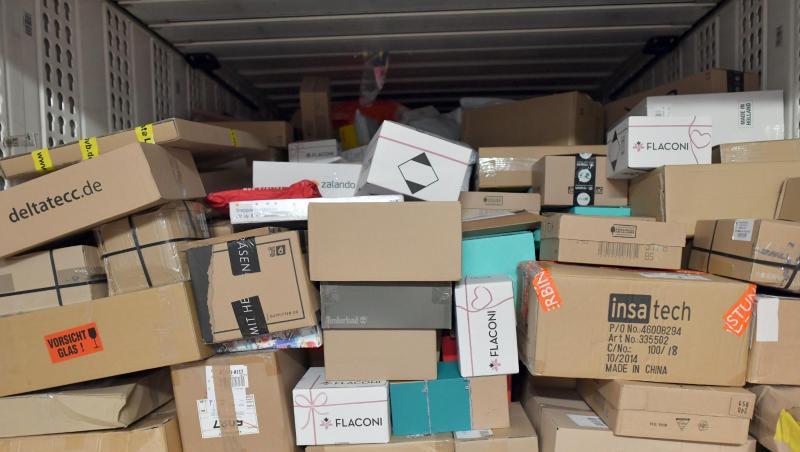 Pakete ohne Ende: Die Paketbranche, zu der auch Expressfahrer und Kuriere gerechnet werden, boomt angesichts des anziehenden Online-Handels. Pakete ohne Ende: Die Paketbranche, zu der auch Expressfahrer und Kuriere gerechnet werden, boomt angesichts des anziehenden Online-Handels.