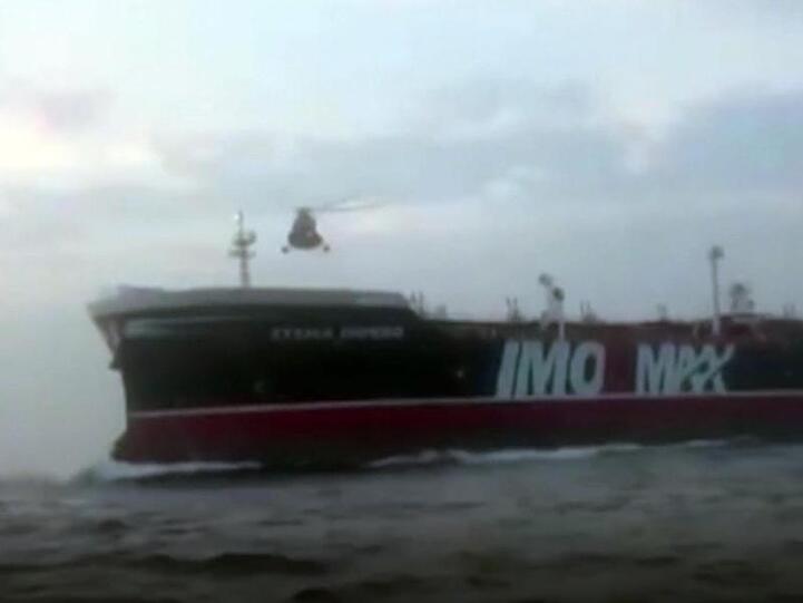 Ein Hubschrauber der iranischen Revolutionsgarde steht über dem britischen Öltanker "Stena Impero".
