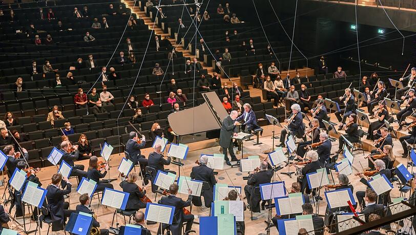 So sieht es in der Isarphilharmonie aus, wenn nur 25 Prozent der Plätze besetzt werden dürfen und vom maskierten Publikum vorher noch einen Test in einer Apotheke oder einer Teststelle verlangt wird. Auf dem Podium: Rudolf Buchbinder (Klavier), Valery Gergiev und die Münchner Philharmoniker bei einer Aufführung von Beethovens Klavierkonzert Nr. 5. So sieht es in der Isarphilharmonie aus, wenn nur 25 Prozent der Plätze besetzt werden dürfen und vom maskierten Publikum vorher noch einen Test in einer Apotheke oder einer Teststelle verlangt wird. Auf dem Podium: Rudolf Buchbinder (Klavier), Valery Gergiev und die Münchner Philharmoniker bei einer Aufführung von Beethovens Klavierkonzert Nr. 5.