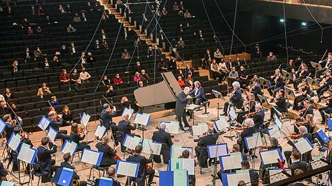 So sieht es in der Isarphilharmonie aus, wenn nur 25 Prozent der Plätze besetzt werden dürfen und vom maskierten Publikum vorher noch einen Test in einer Apotheke oder einer Teststelle verlangt wird. Auf dem Podium: Rudolf Buchbinder (Klavier), Valery Gergiev und die Münchner Philharmoniker bei einer Aufführung von Beethovens Klavierkonzert Nr. 5.