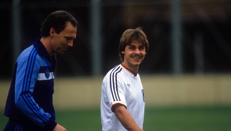 1984 machte Franz Beckenbauer den 18-jährigen Olaf Thon zum zweitjüngsten A-Nationalspieler nach Uwe Seeler. 1984 machte Franz Beckenbauer den 18-jährigen Olaf Thon zum zweitjüngsten A-Nationalspieler nach Uwe Seeler.