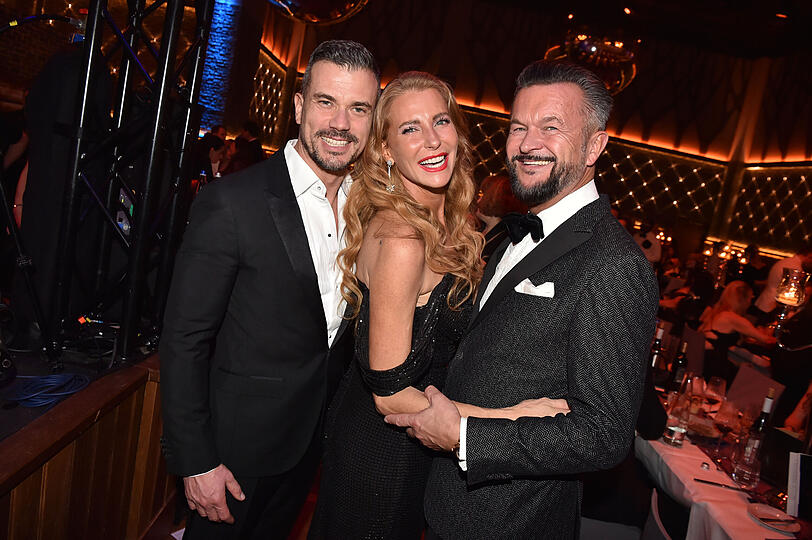 Ludwig Heer mit Partnerin Giulia Siegel sowie Heiko Grote