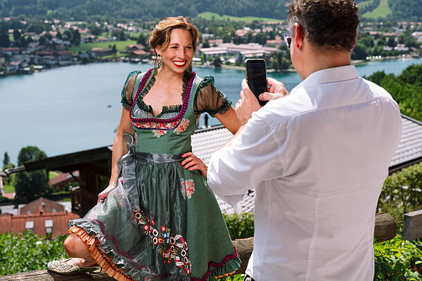 Beste Werbung: Am Leeberghof, hoch über dem Tegernsee, steht die Designerin höchstpersönlich für ihre neue Kollektion Modell. Beste Werbung: Am Leeberghof, hoch über dem Tegernsee, steht die Designerin höchstpersönlich für ihre neue Kollektion Modell.