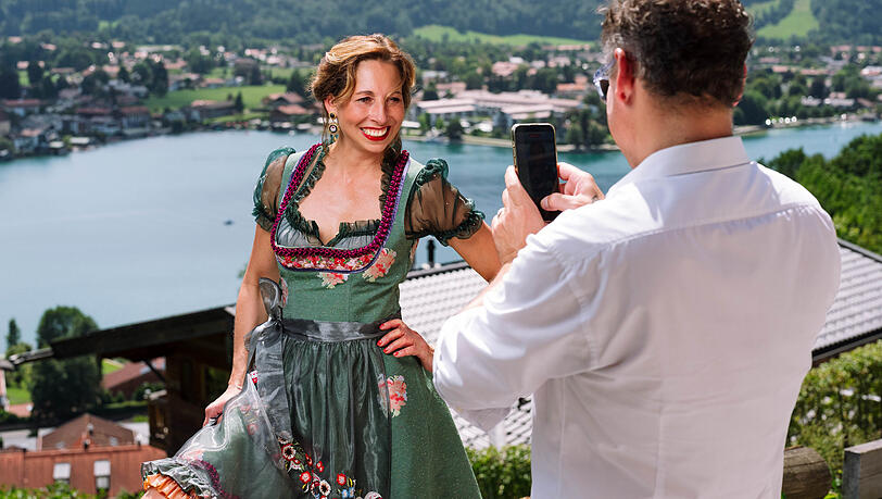 Beste Werbung: Am Leeberghof, hoch über dem Tegernsee, steht die Designerin höchstpersönlich für ihre neue Kollektion Modell. Beste Werbung: Am Leeberghof, hoch über dem Tegernsee, steht die Designerin höchstpersönlich für ihre neue Kollektion Modell.