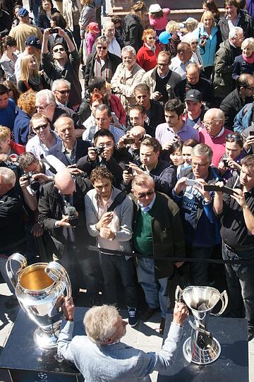 Da ist das Ding! Bei der "Trophy Bus Parade" der UEFA tourt das Objekt der Begierde, der Champions League-Pokal, am Montag gemeinsam mit zahlreichen Promis durch München - sehen Sie hier die Bilder.