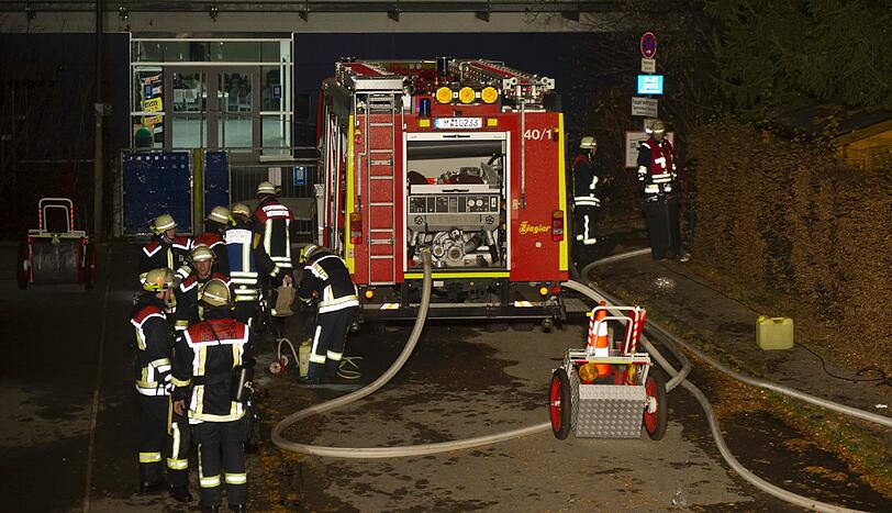 Bei einer Explosion in einem Einfamilienhaus im Münchner Vorort Neubiberg ist ein junger Mann sehr schwer verletzt worden. Der 19-Jährige hielt sich im Keller auf, wo die Explosion stattfand. Außer dem 19-Jährigen waren noch dessen 21-jähriger Bruder und der Großvater im Haus. Die beiden blieben unverletzt. Bilder vom Unglücksort.