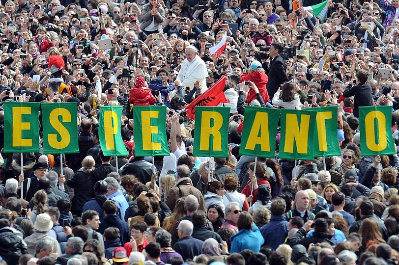 Papst Franziskus nimmt ein Bad in der Menge.