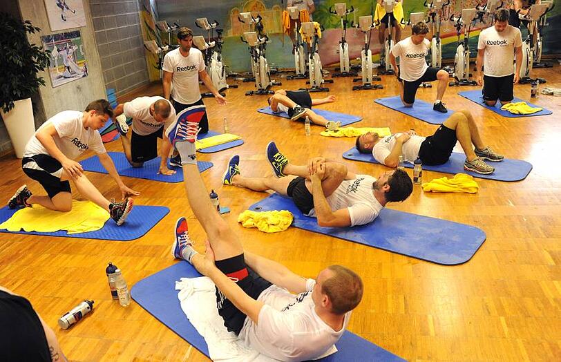 Stretching nach den Dauerbelastungsübungen: Die Spieler des EHC Red Bull München trainieren bereits seit dem 1. Juli.