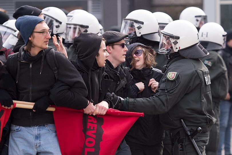 Polizisten und Gegendemonstranten einer Rechtsextremen-Demonstration stehen sich in Dortmund gegenüber. Foto: Marius Becker