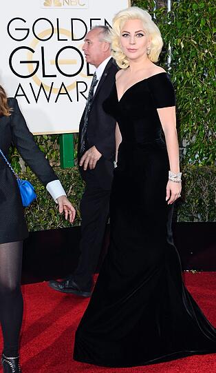 Es ist Lady Gaga! Dabei kann die Sängerin doch auch ganz anders - wie ihr glamouröser Auftritt bei den Golden Globes beweist.