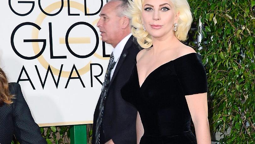 Es ist Lady Gaga! Dabei kann die Sängerin doch auch ganz anders - wie ihr glamouröser Auftritt bei den Golden Globes beweist. Es ist Lady Gaga! Dabei kann die Sängerin doch auch ganz anders - wie ihr glamouröser Auftritt bei den Golden Globes beweist.