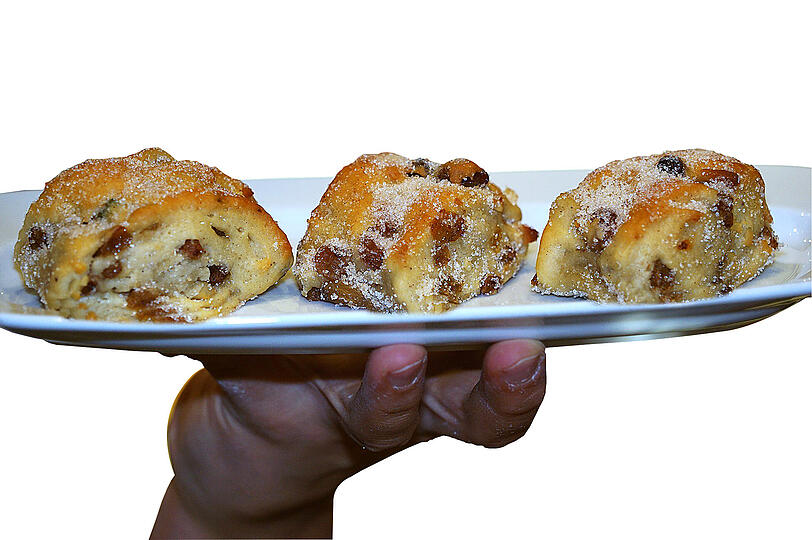 Für Eilige: Das Stollen-Konfekt - 50 Gramm schwer, so lang wie eine Kreditkarte und ein Renner: das Stollen-Konfekt in Rischart&rsquo;s Backhaus. Man braucht kein Messer, um die süßen Häppchen anzuschneiden (weil sie eh winzig sind), kann sie nett ins Büro mitbringen oder den Lieben nachhause. Schmecken dürften sie jedem Stollenfan: drin ist ein Butterstollenrezept