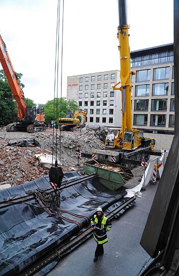 Diese zwölf Tonnen schwere Plane krachte - am Kran hängend und mit ihm - in die Fassade des Gebäudes daneben.