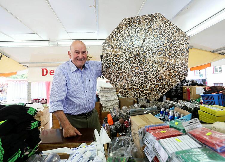 Trödel nicht nur für Trachtler: Viele Münchner besuchten am Wochenende die Auer Dult am Mariahilfplatz