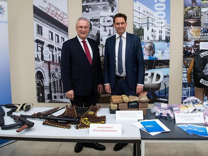Joachim Herrmann und Georg Eisenreich präsentieren sichergestellte Waffen, Drogen und Falschgeld. Foto: Sven Hoppe/dpa