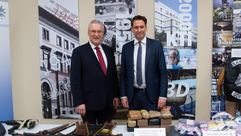Joachim Herrmann und Georg Eisenreich präsentieren sichergestellte Waffen, Drogen und Falschgeld. Foto: Sven Hoppe/dpa Joachim Herrmann und Georg Eisenreich präsentieren sichergestellte Waffen, Drogen und Falschgeld. Foto: Sven Hoppe/dpa